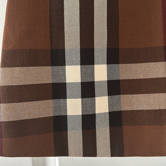 💯- New Authentic Burberry Wool Skirt with Classic Check Pattern - Picture 8 of 14